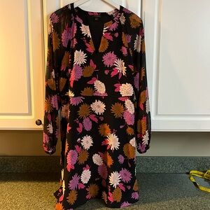 And Taylor long sleeve dress
Size: 6
Color:midnight navy/pink/brown/cream/purple